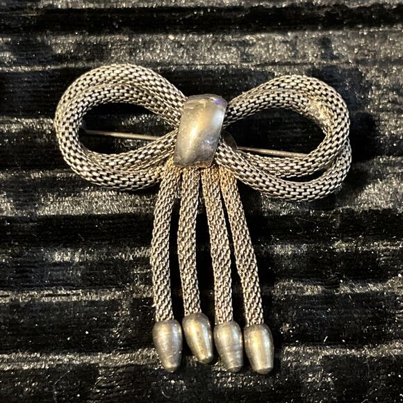 Vintage Silvertone Mesh Rope Bow & Tassels Imitation Victorian Hair Brooch Pin - Picture 1 of 9